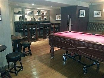 Holland Arms Hotel Gaerwen Экстерьер фото