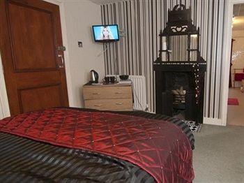 Holland Arms Hotel Gaerwen Экстерьер фото