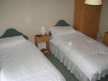 Holland Arms Hotel Gaerwen Экстерьер фото